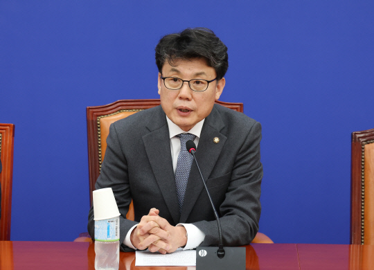 진성준 더불어민주당 정책위의장이 6일 국회에서 열린 정책현안 기자간담회에서 발언하고 있다. [연합뉴스]